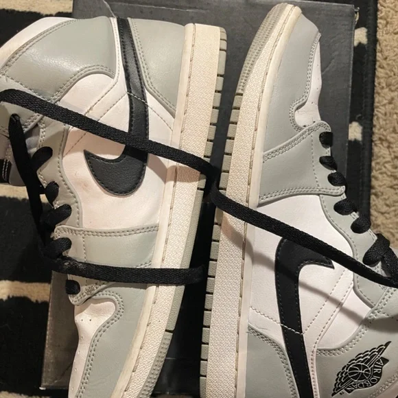 Air Jordan 1 Mid ‘Smoke Grey